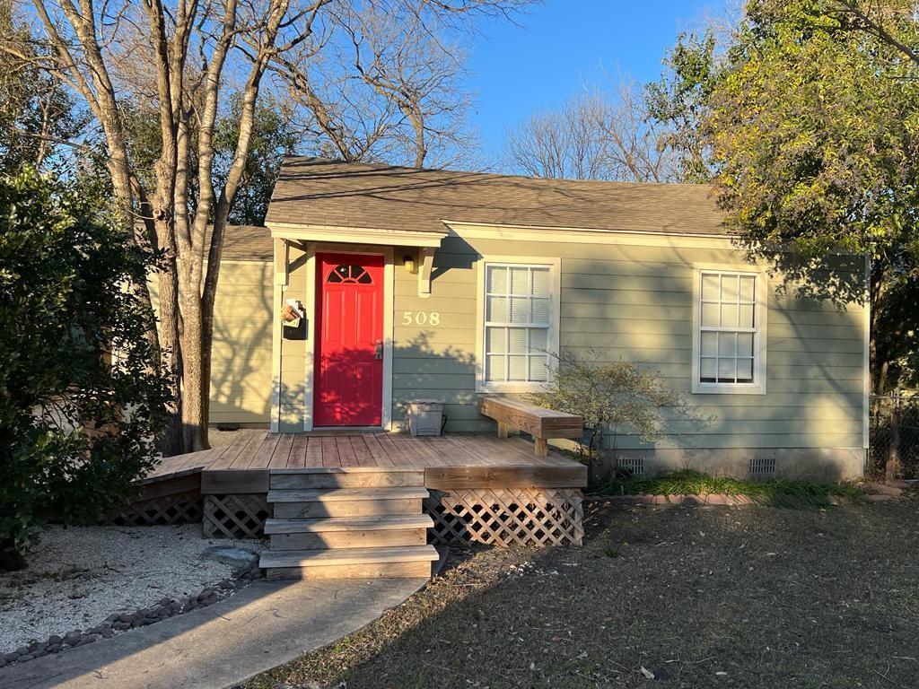 A charming cottage facade featuring a welcoming r