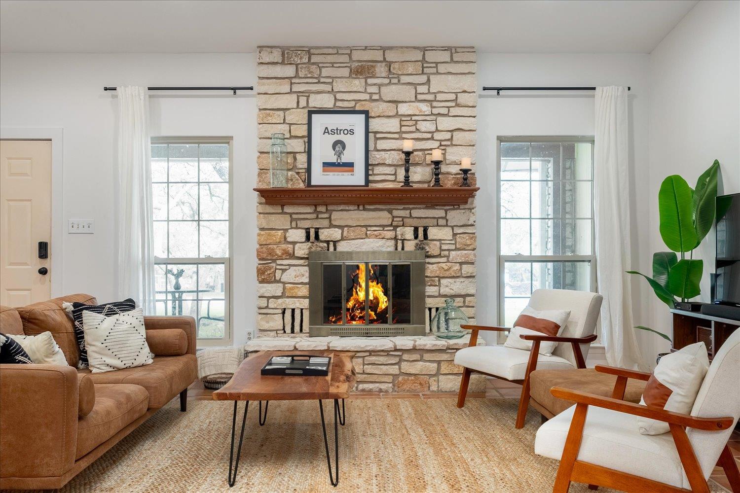 Listing photo 1 of 2909  Philo St