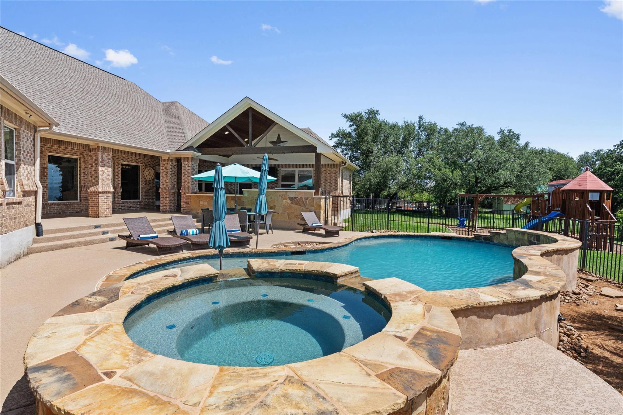 Listing photo 1 of 205  Quarry Lake Est