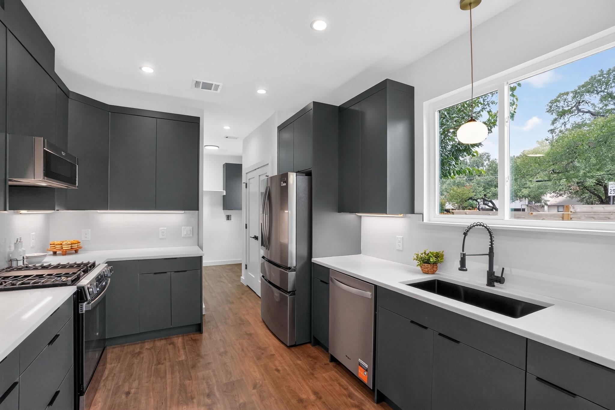 Listing photo 1 of 4200  Valley View Rd  #B