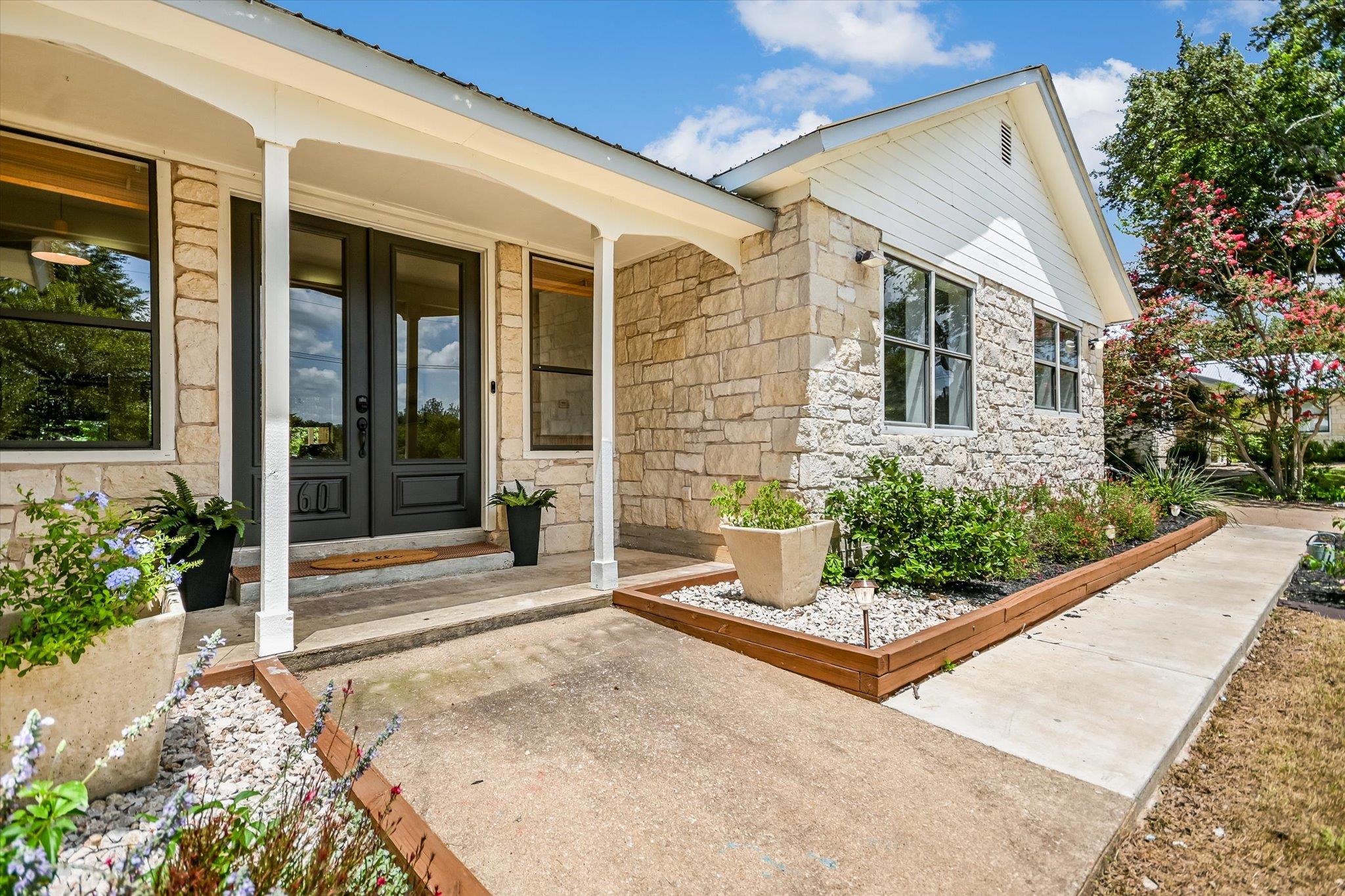 Listing photo 1 of 160  Donna Dr