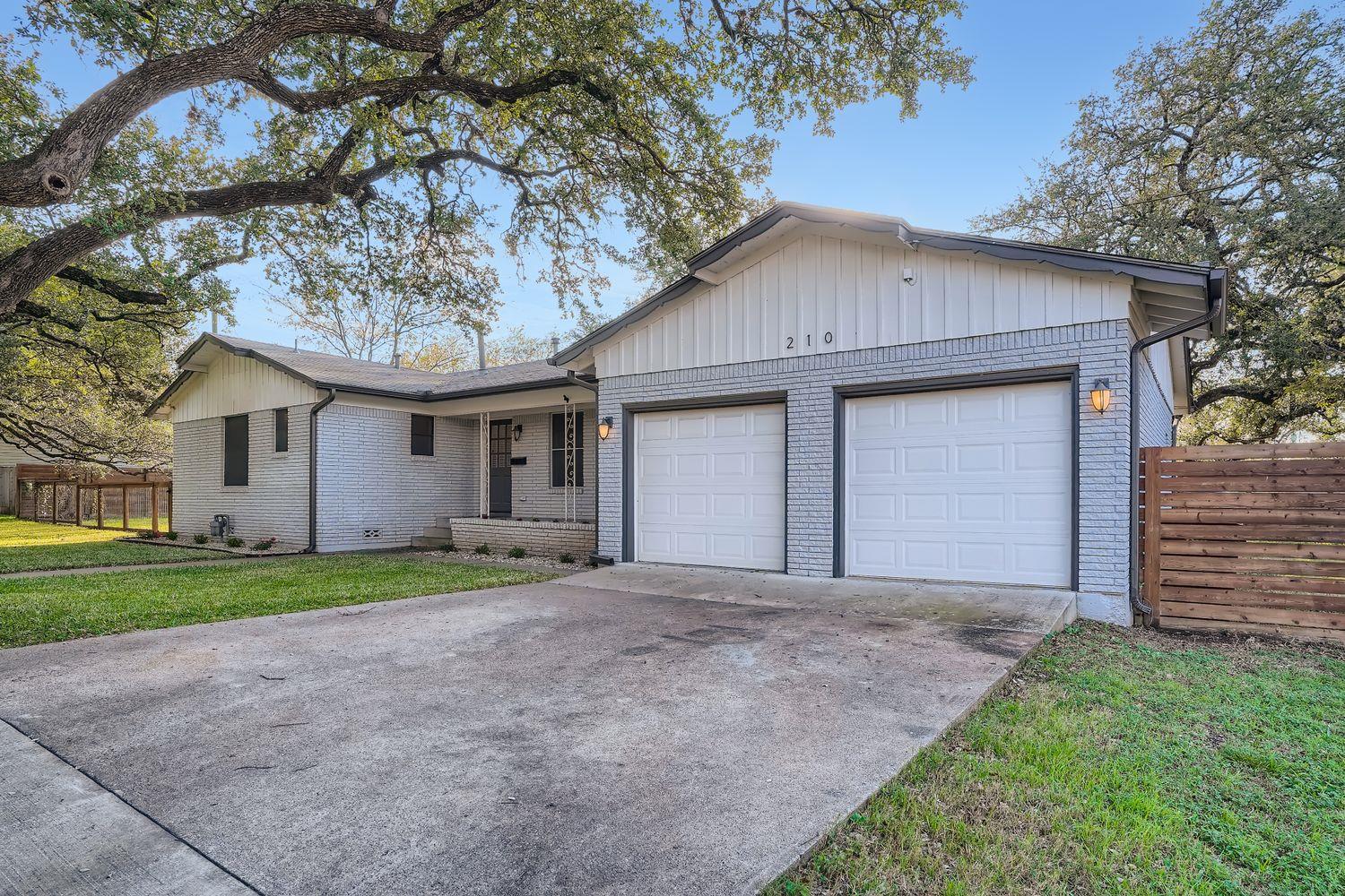 Listing photo 1 of 210  College St