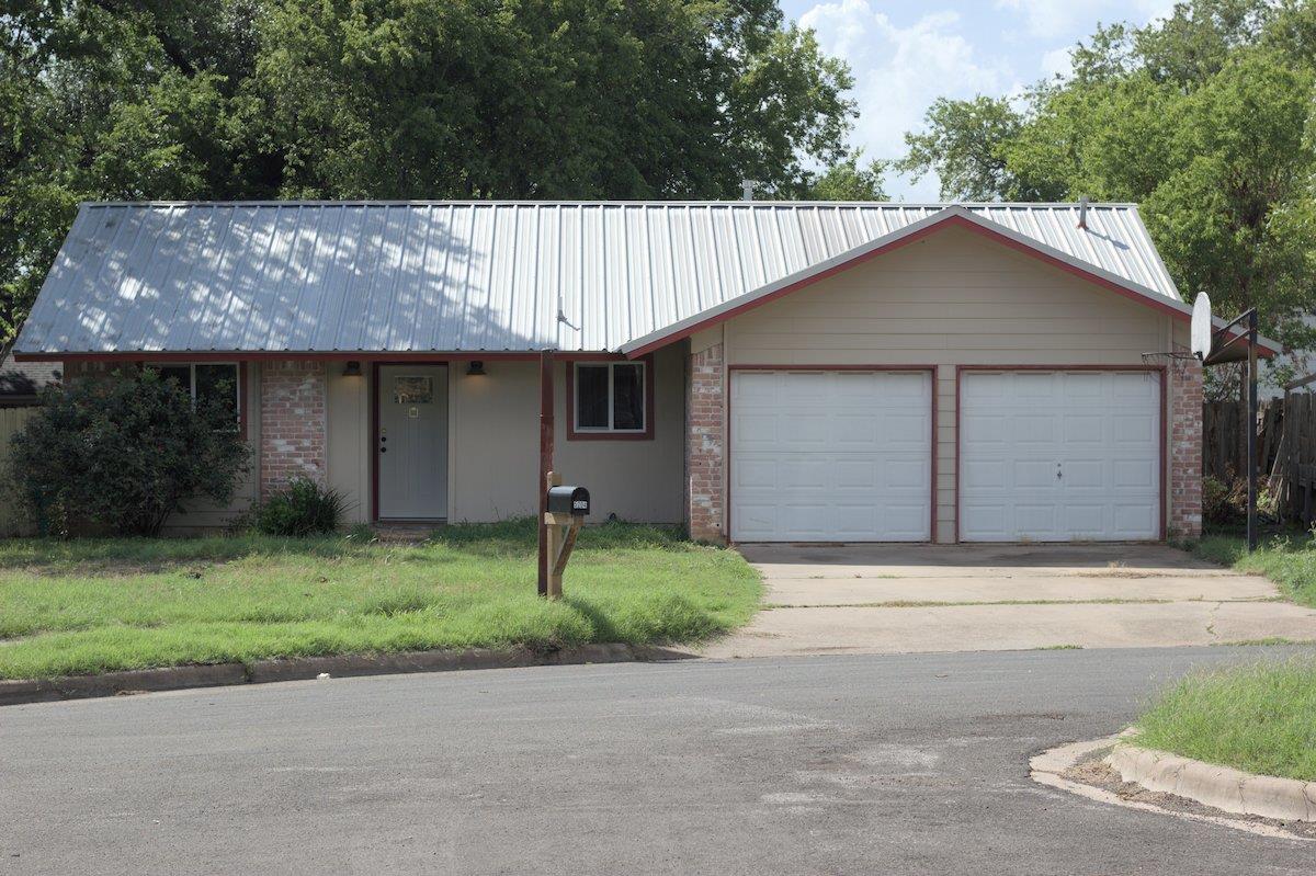 Listing photo 1 of 5204  Village Trl