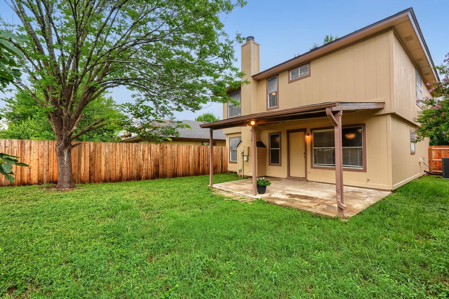 A private, fenced backyard offers a pleasant outd