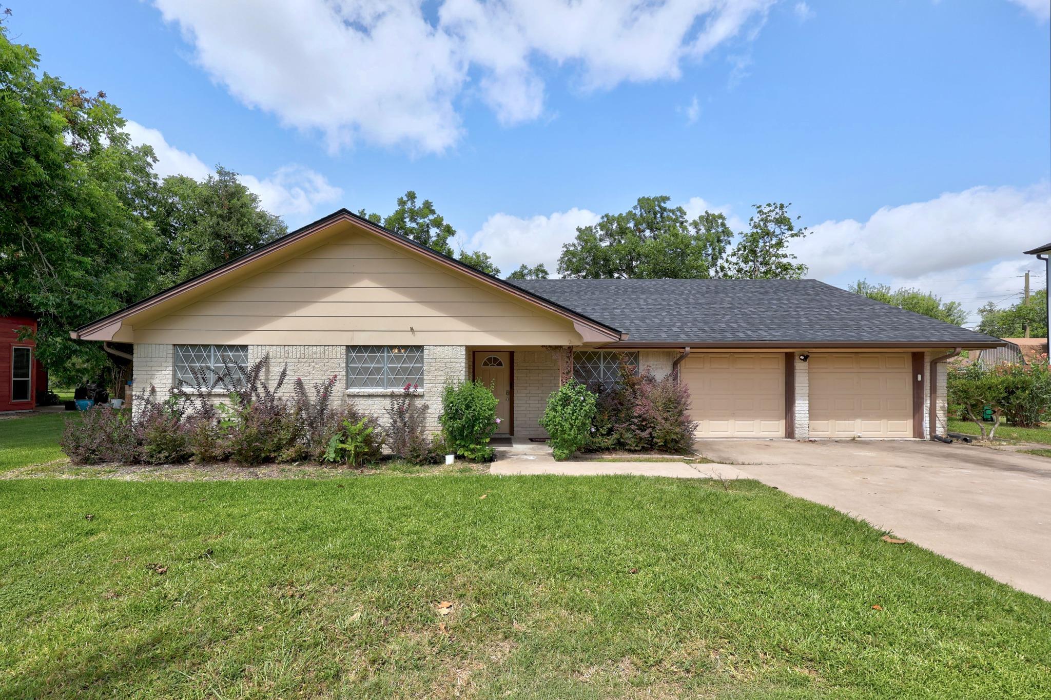 Listing photo 1 of 2305  Lathan Ln
