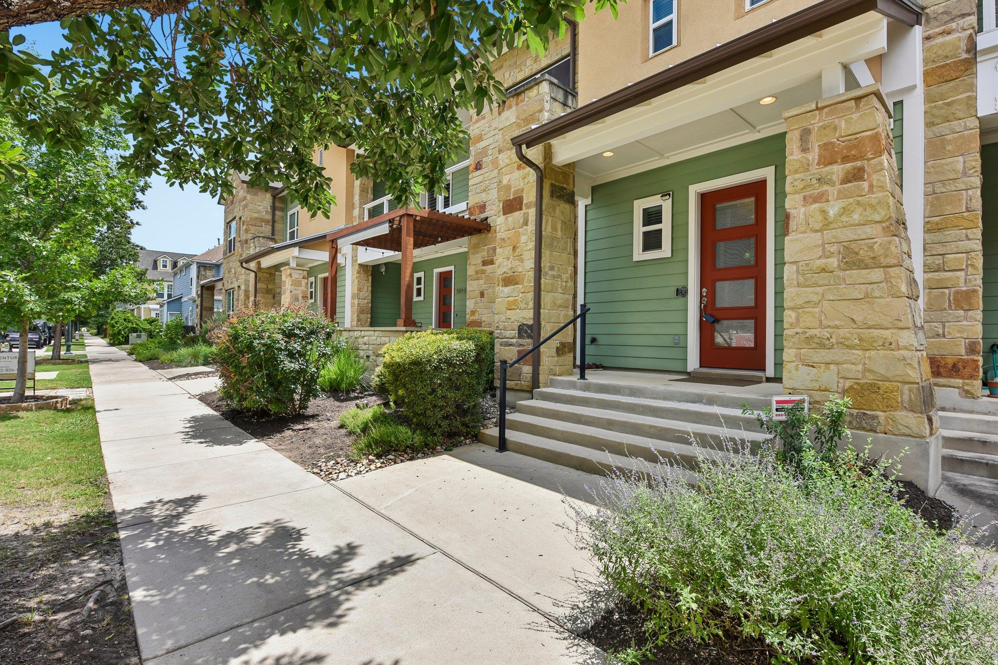 Listing photo 1 of 3917  Vaughan St