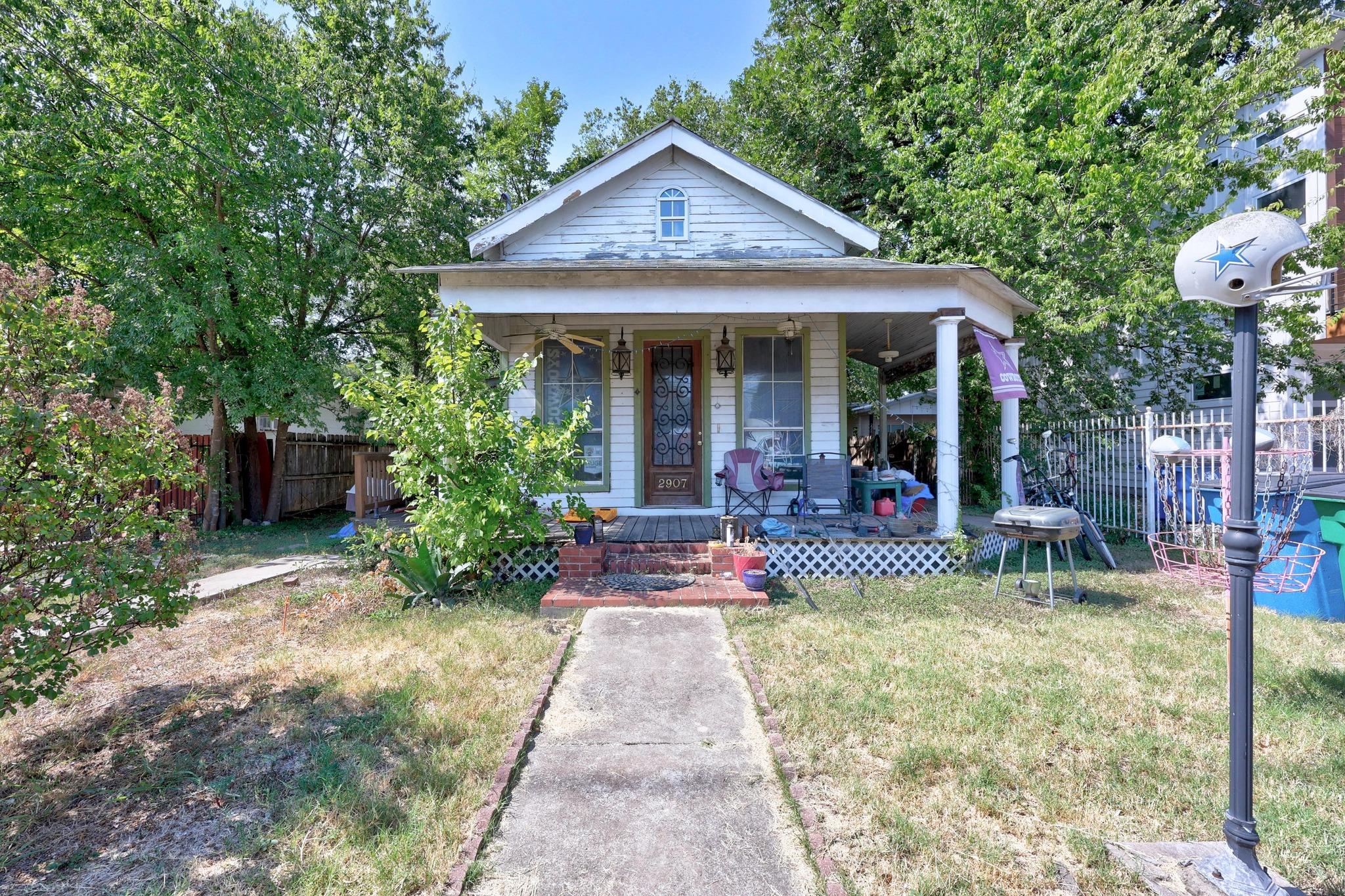 Listing photo 1 of 2907 E 5th St