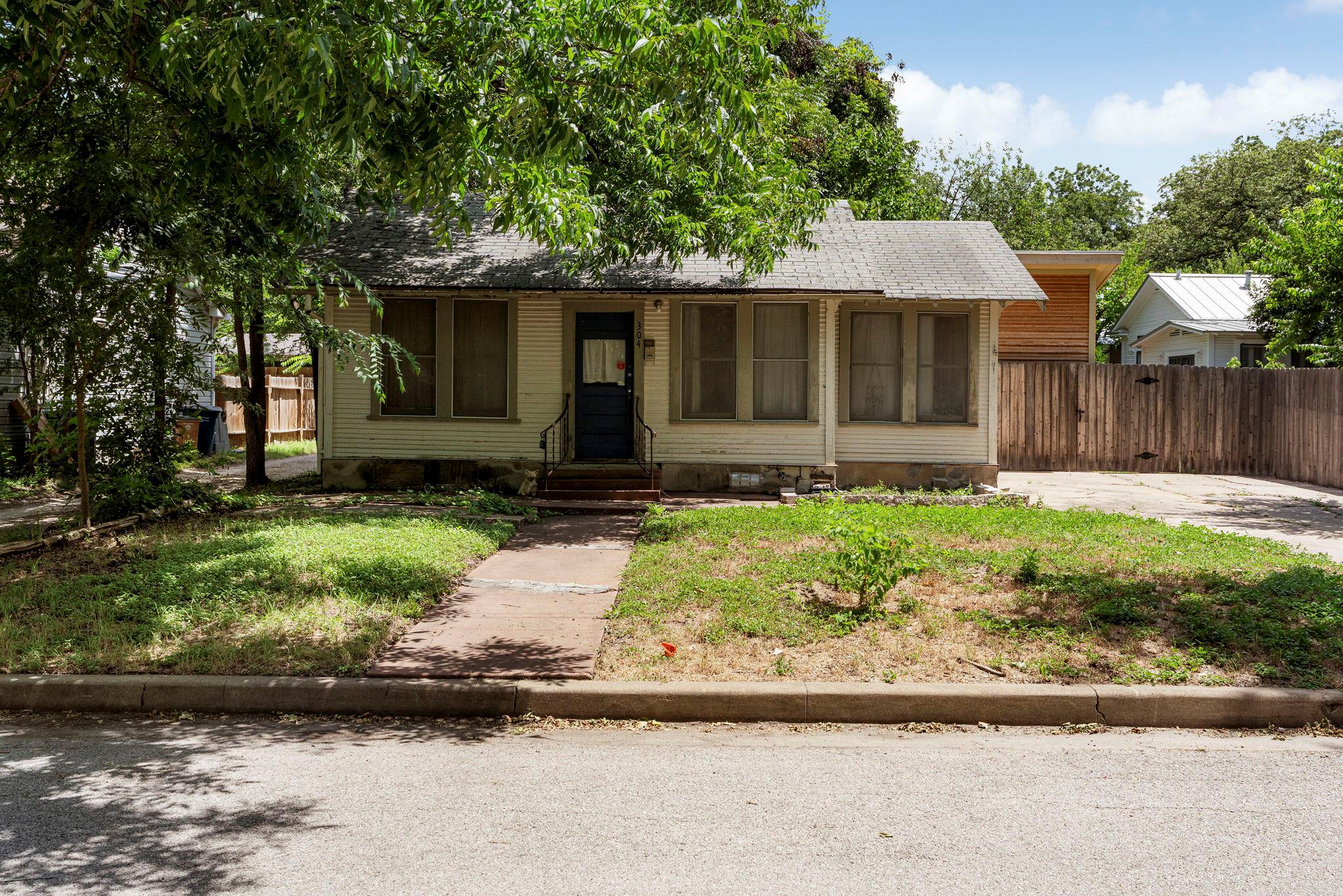 Listing photo 1 of 304 W 42nd St