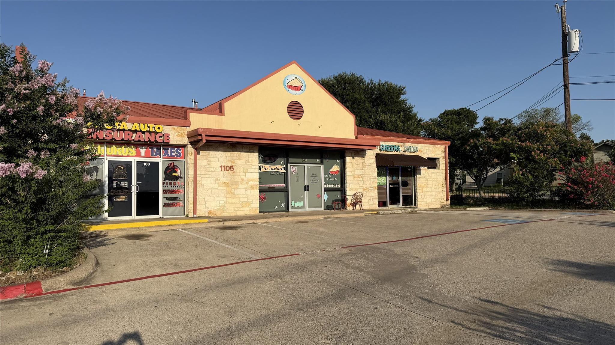 A commercial property featuring stone veneer cons