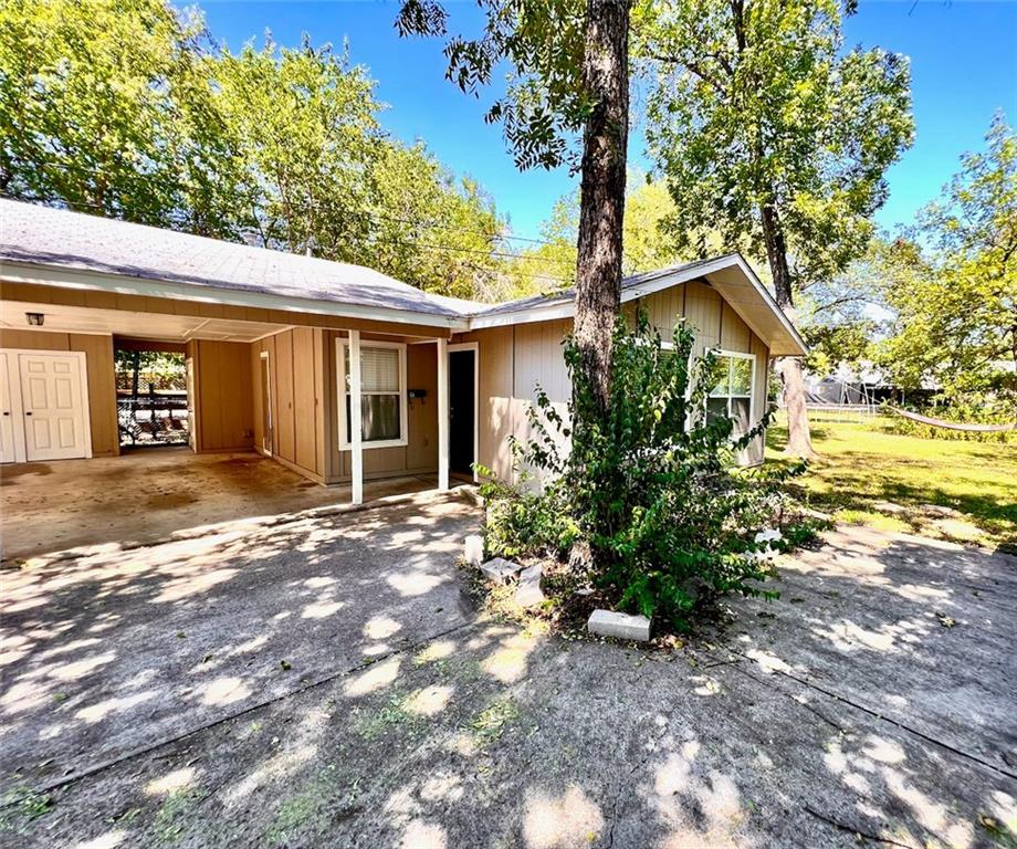 Listing photo 1 of 916 E 37th St  #B (back building)