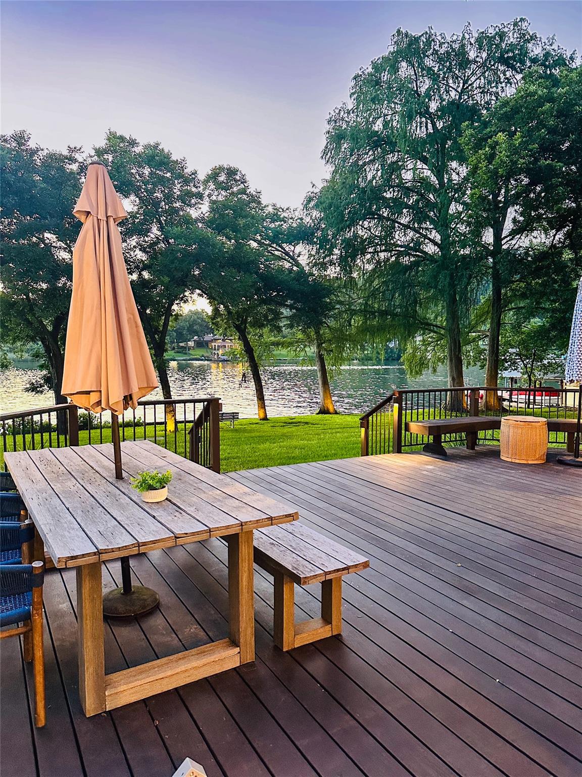 Listing photo 1 of 2910  Edgewater Dr