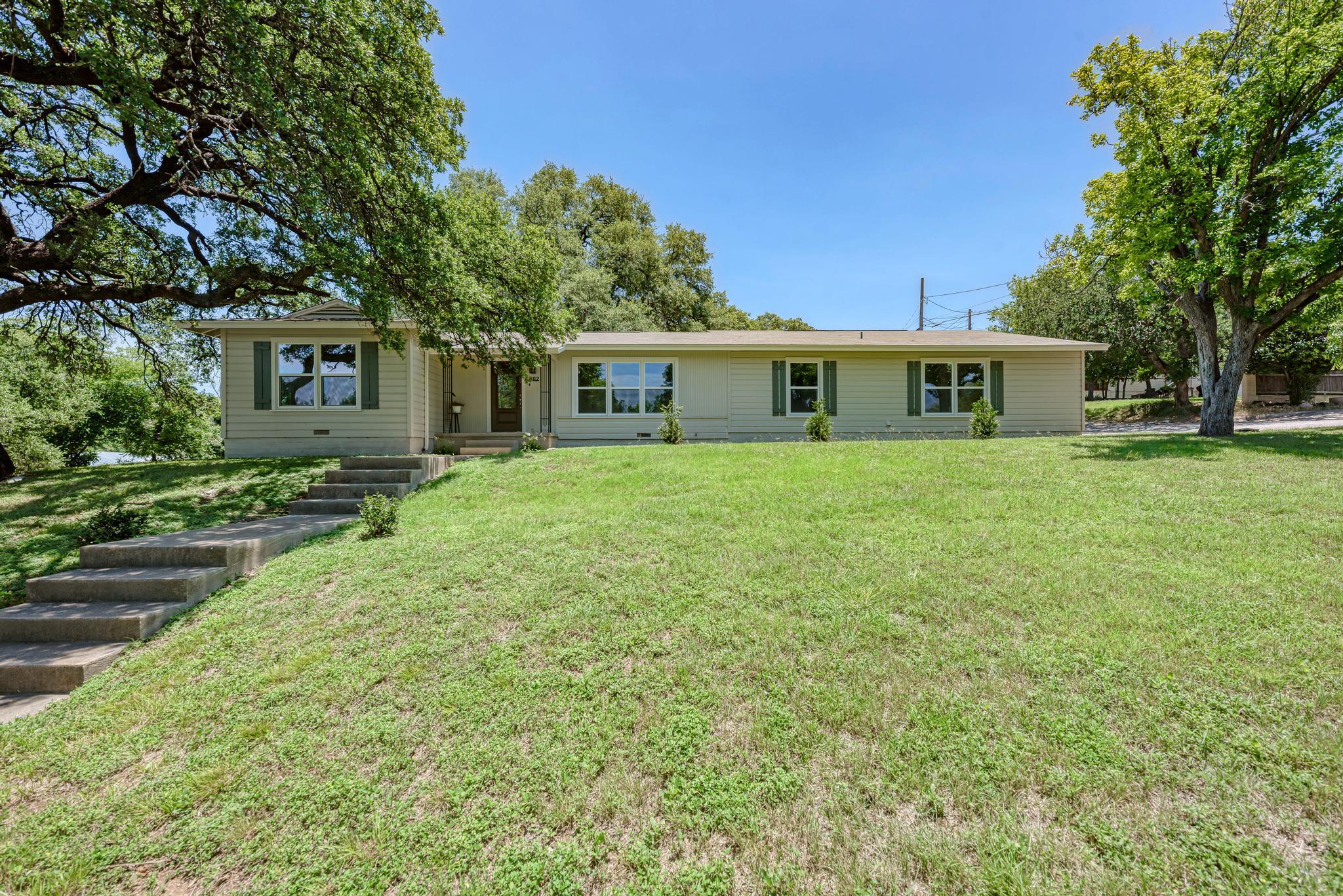 A welcoming residence featuring a vibrant lawn an