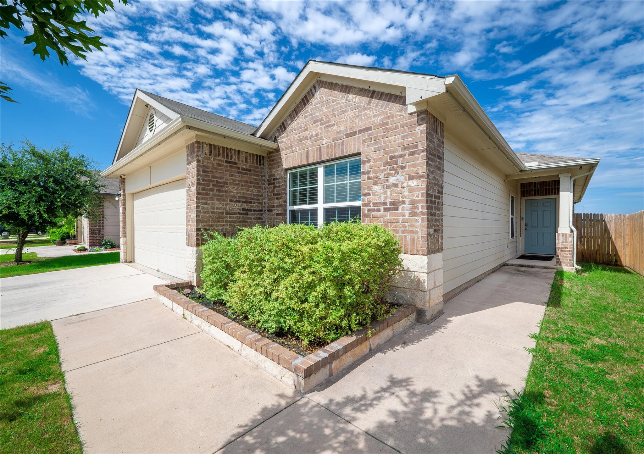 Listing photo 1 of 624  Independence Ave