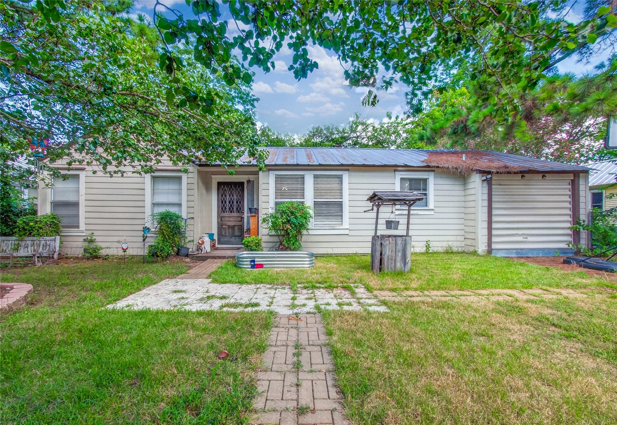 Listing photo 1 of 203  Hudgins St