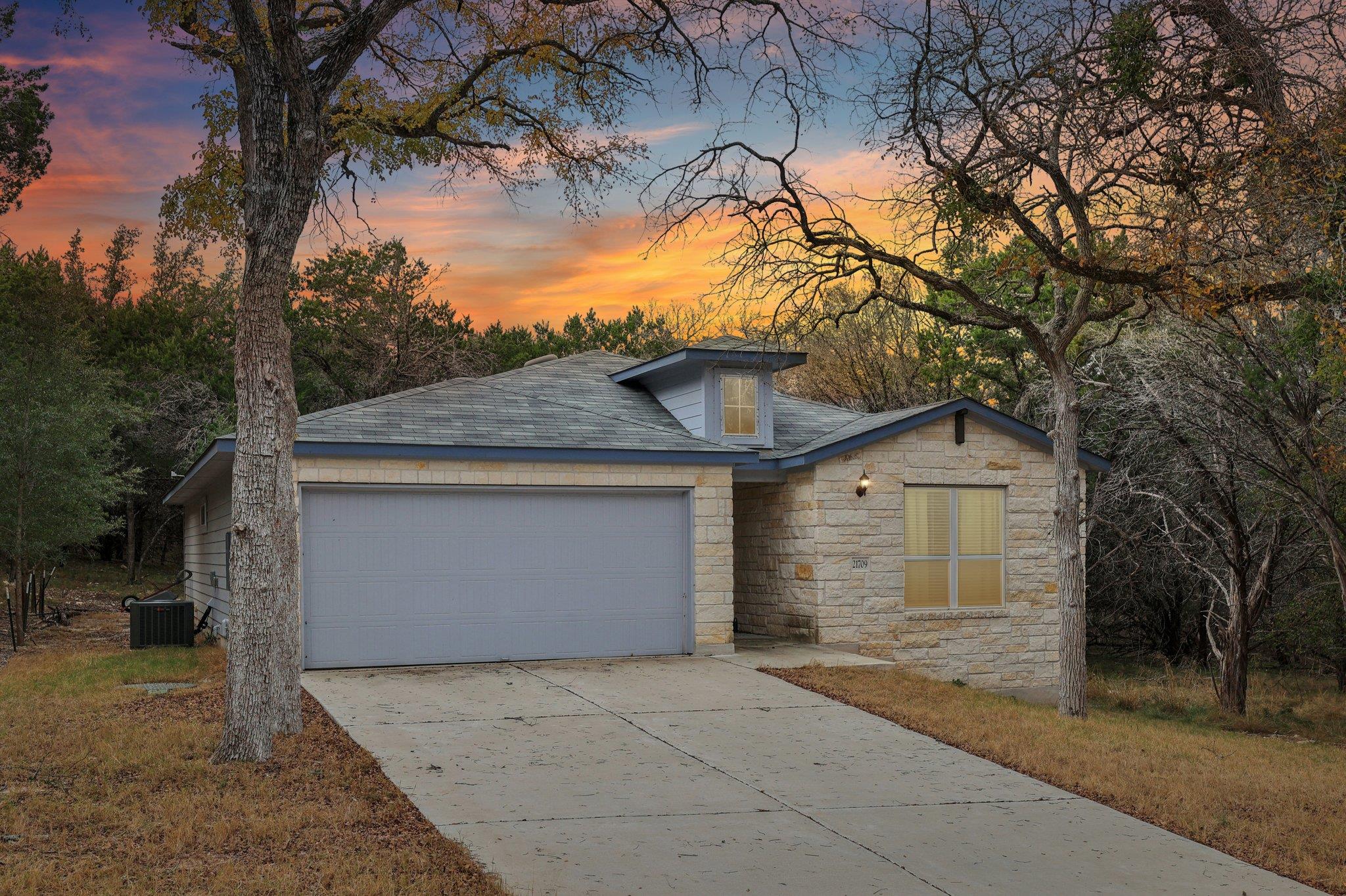 Foto de la propiedad en venta 1 de 21709  Osage Ln