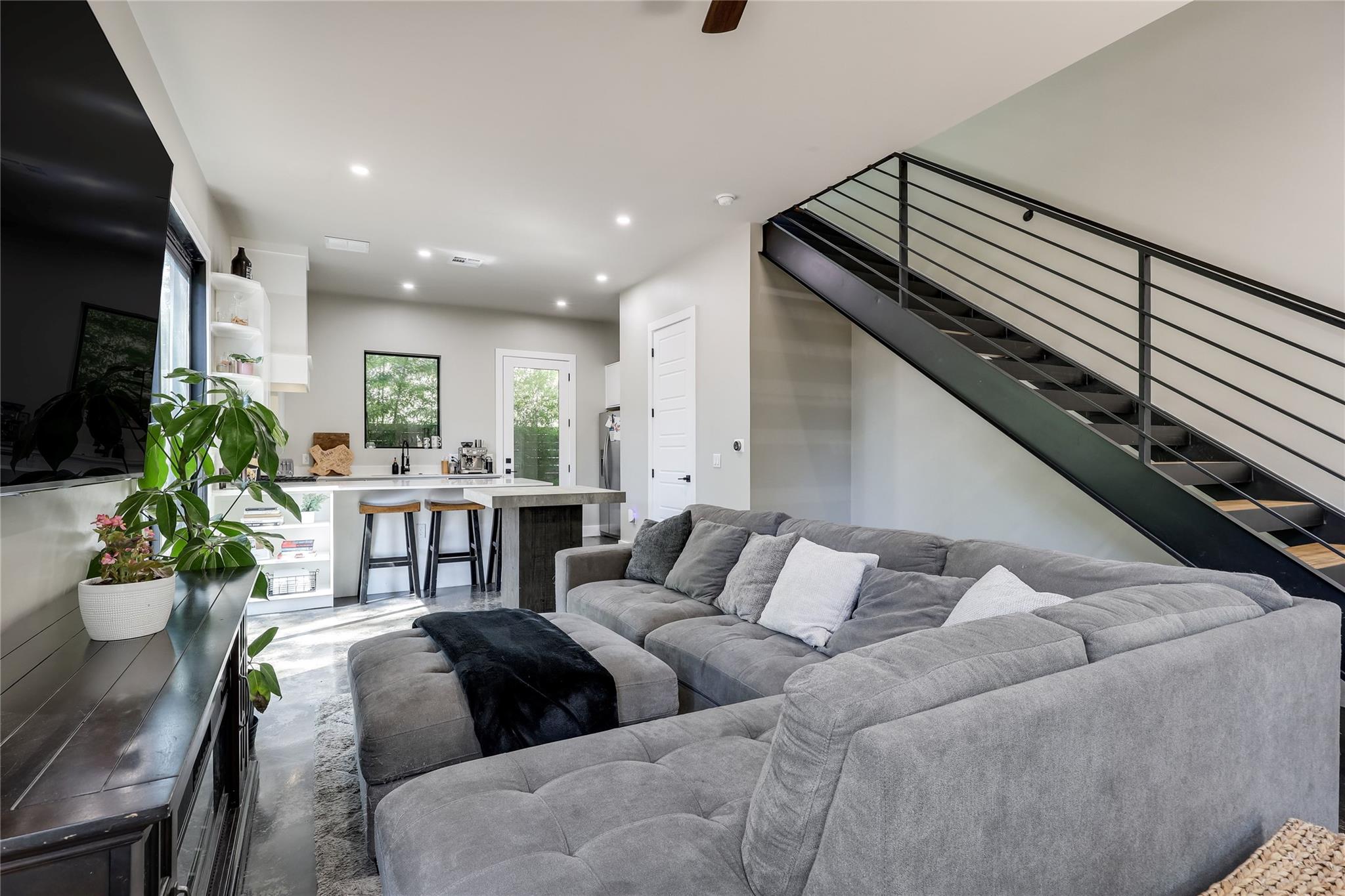 Listing photo 1 of 706  Valdez St  #2