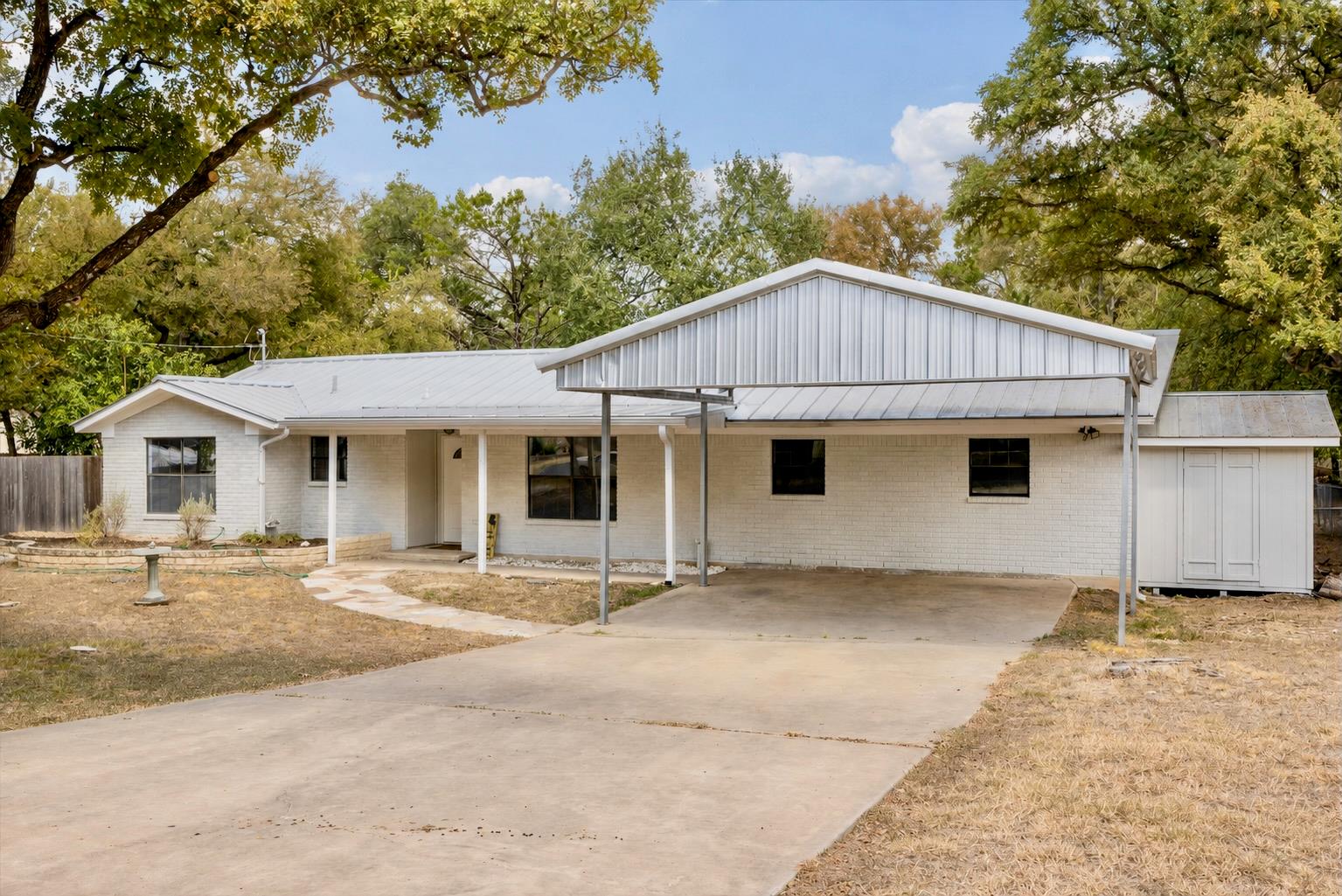 Listing photo 1 of 1011  Serenada Dr
