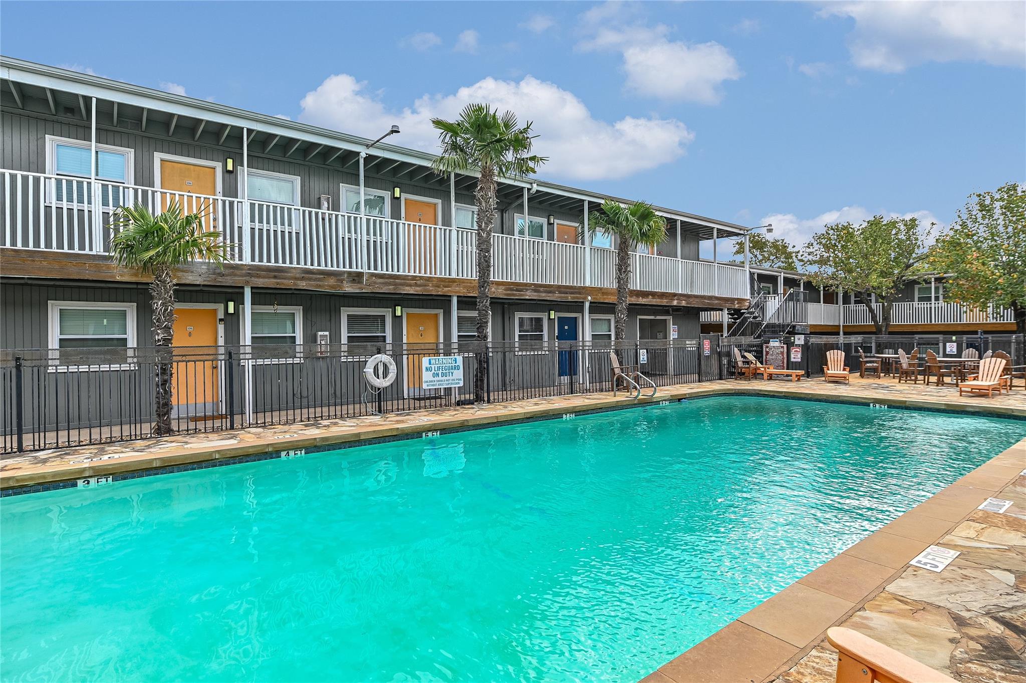 Listing photo 1 of 2401  Manor Rd  #131