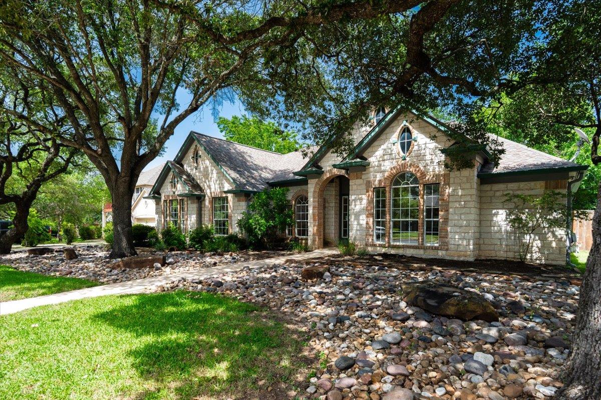 Listing photo 1 of 2513  Niemann Dr