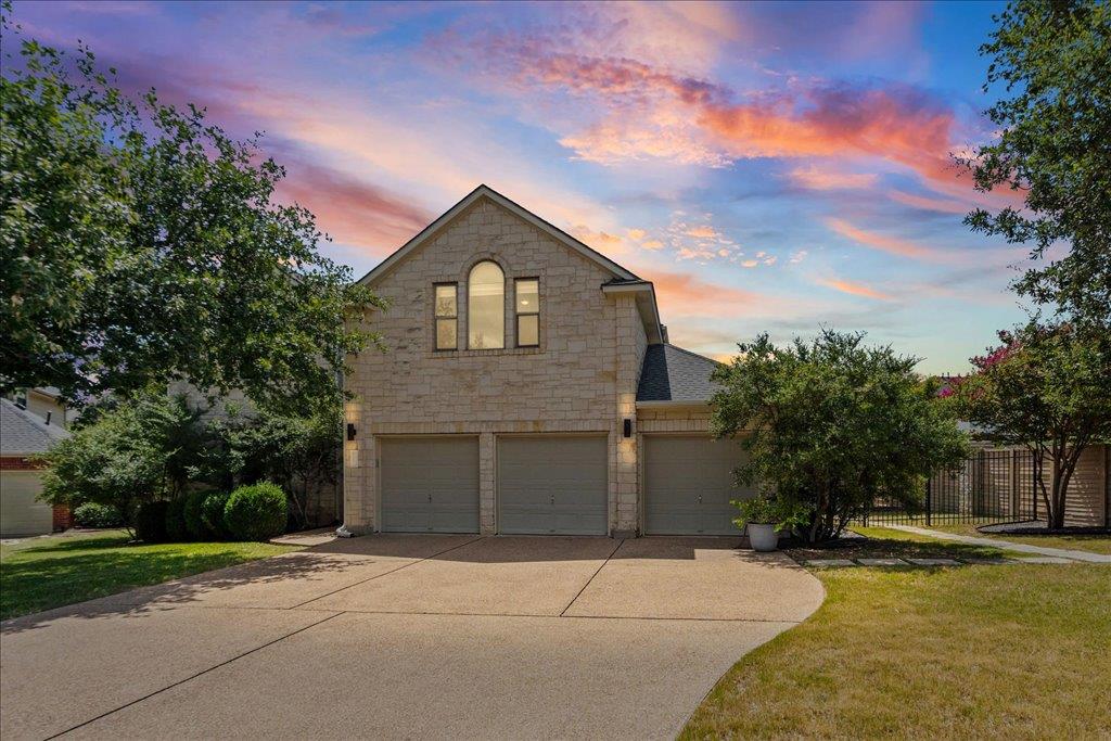 Listing photo 1 of 5301  Deerwood Ln