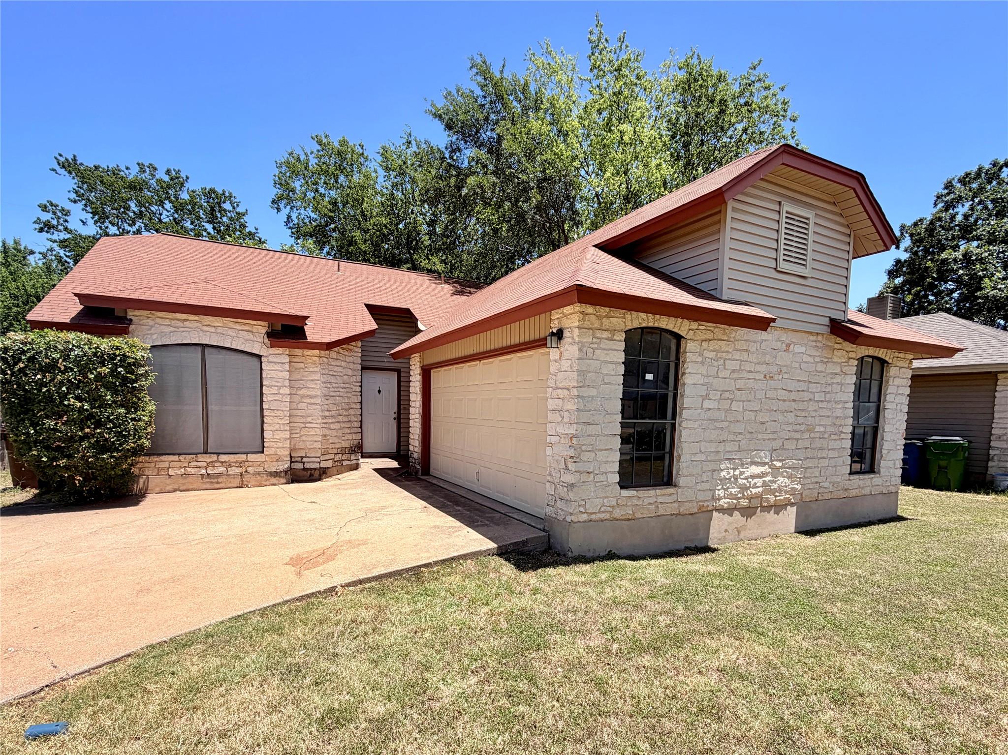 Listing photo 1 of 2013  James Pl