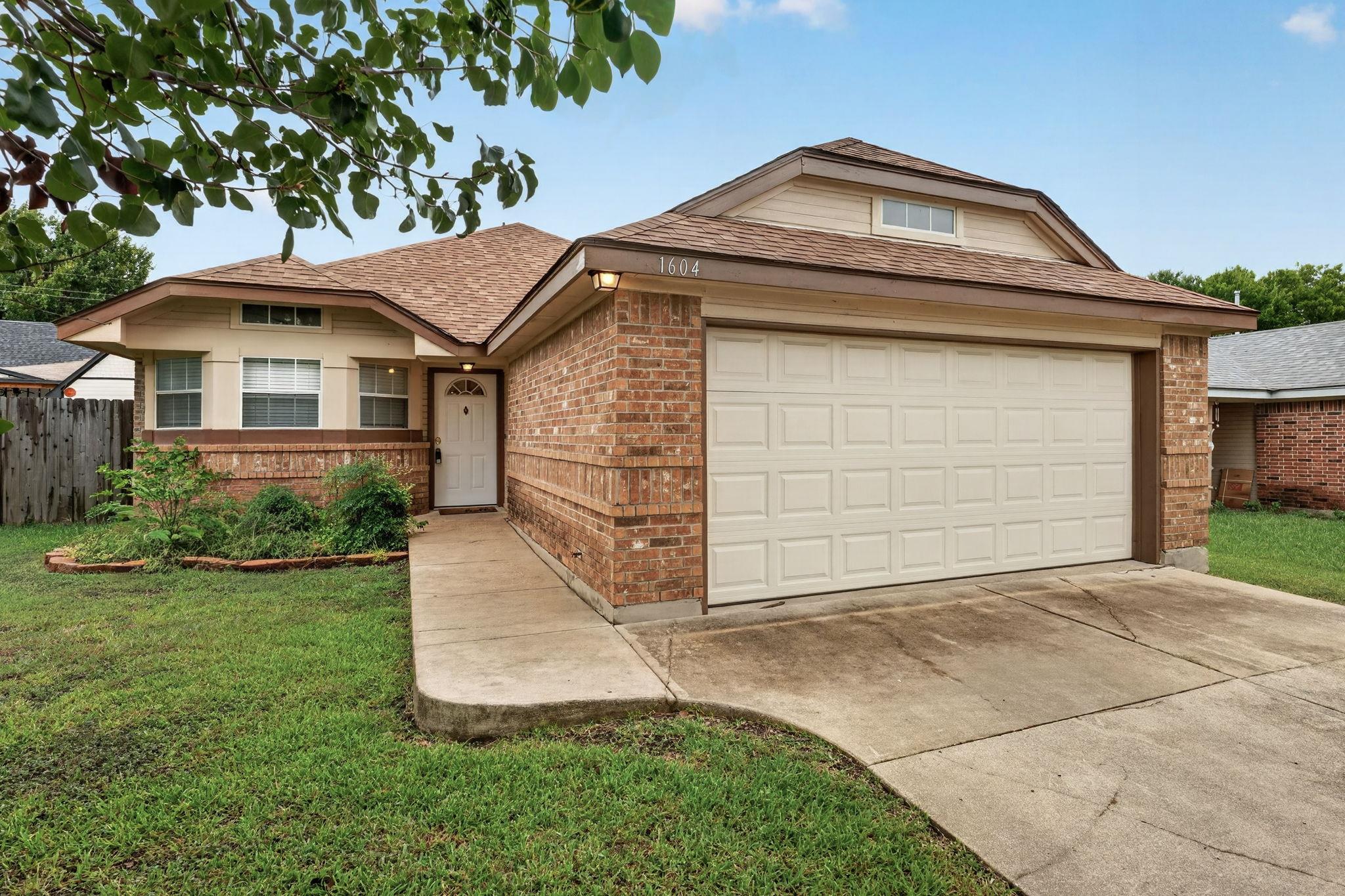 Listing photo 1 of 1604  Southwestern Trl