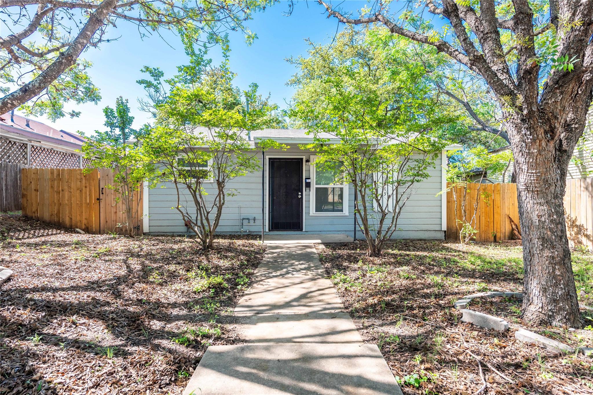 Listing photo 1 of 1013 E 10th St