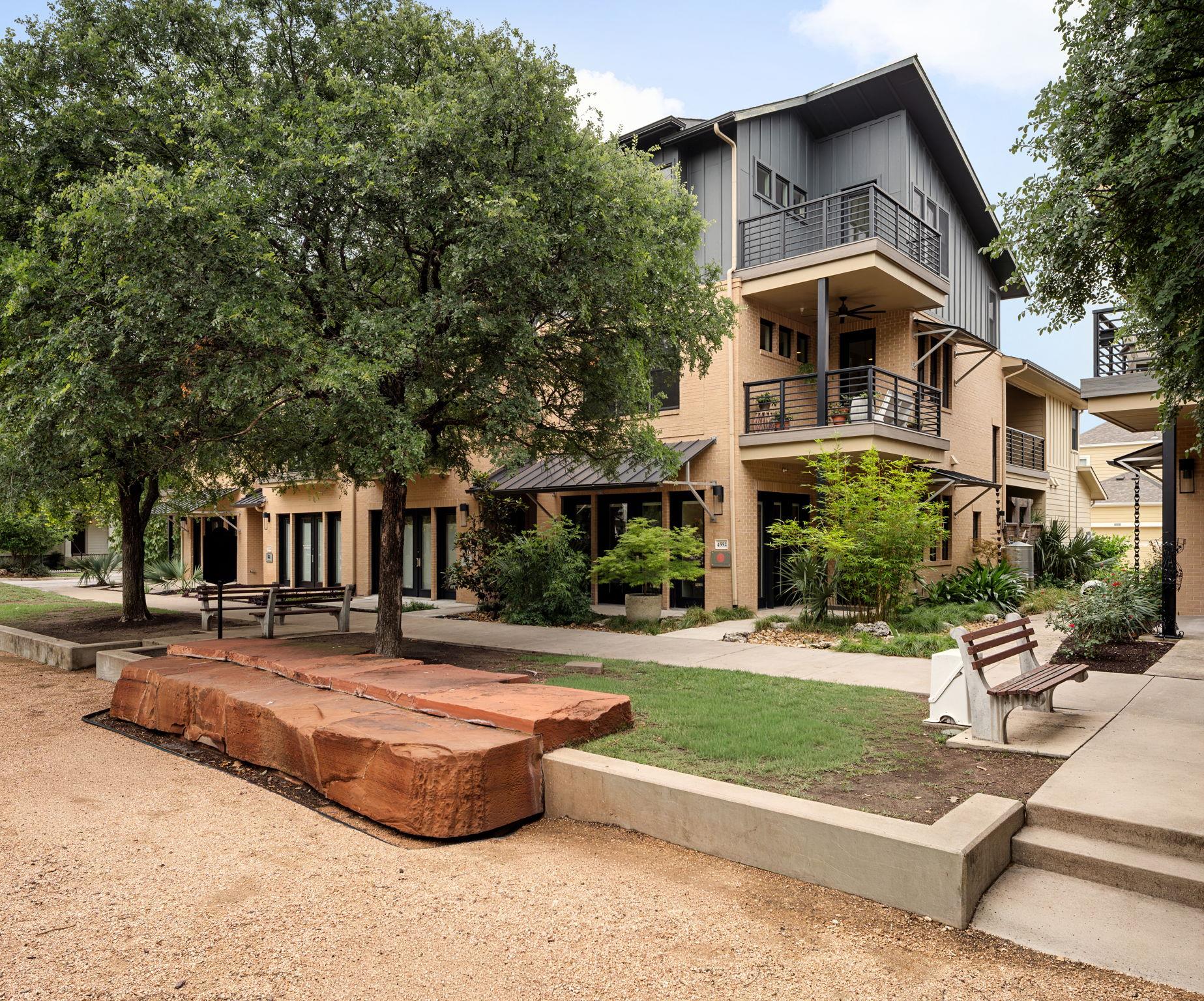 Listing photo 1 of 4552  Page St