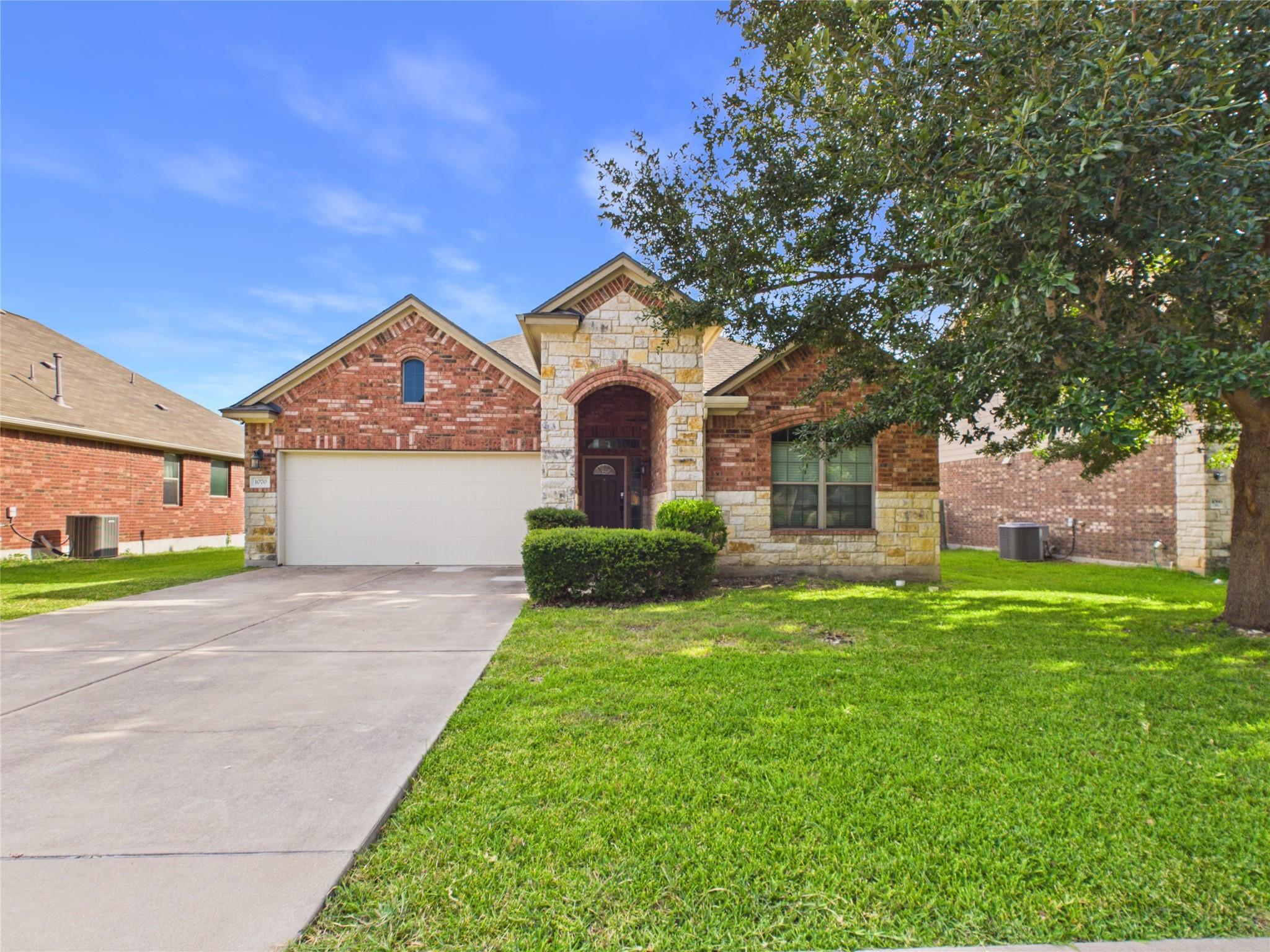 Listing photo 1 of 1070  Sussex Way