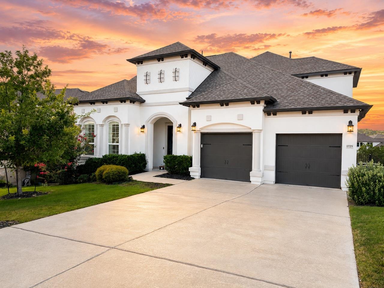 Listing photo 1 of 1725  Sunset Vista Cv