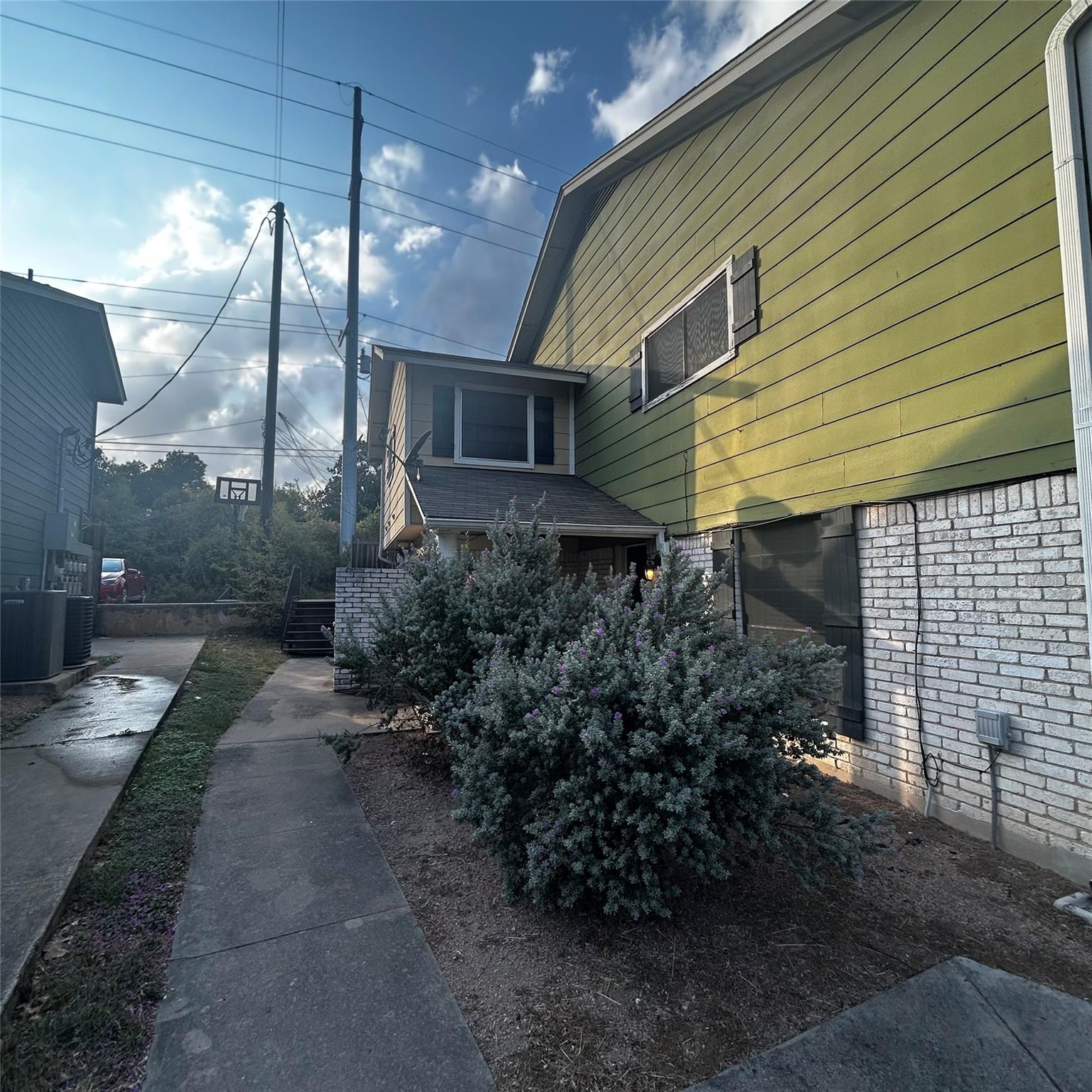 Listing photo 1 of 7204  Creekside Dr  #B