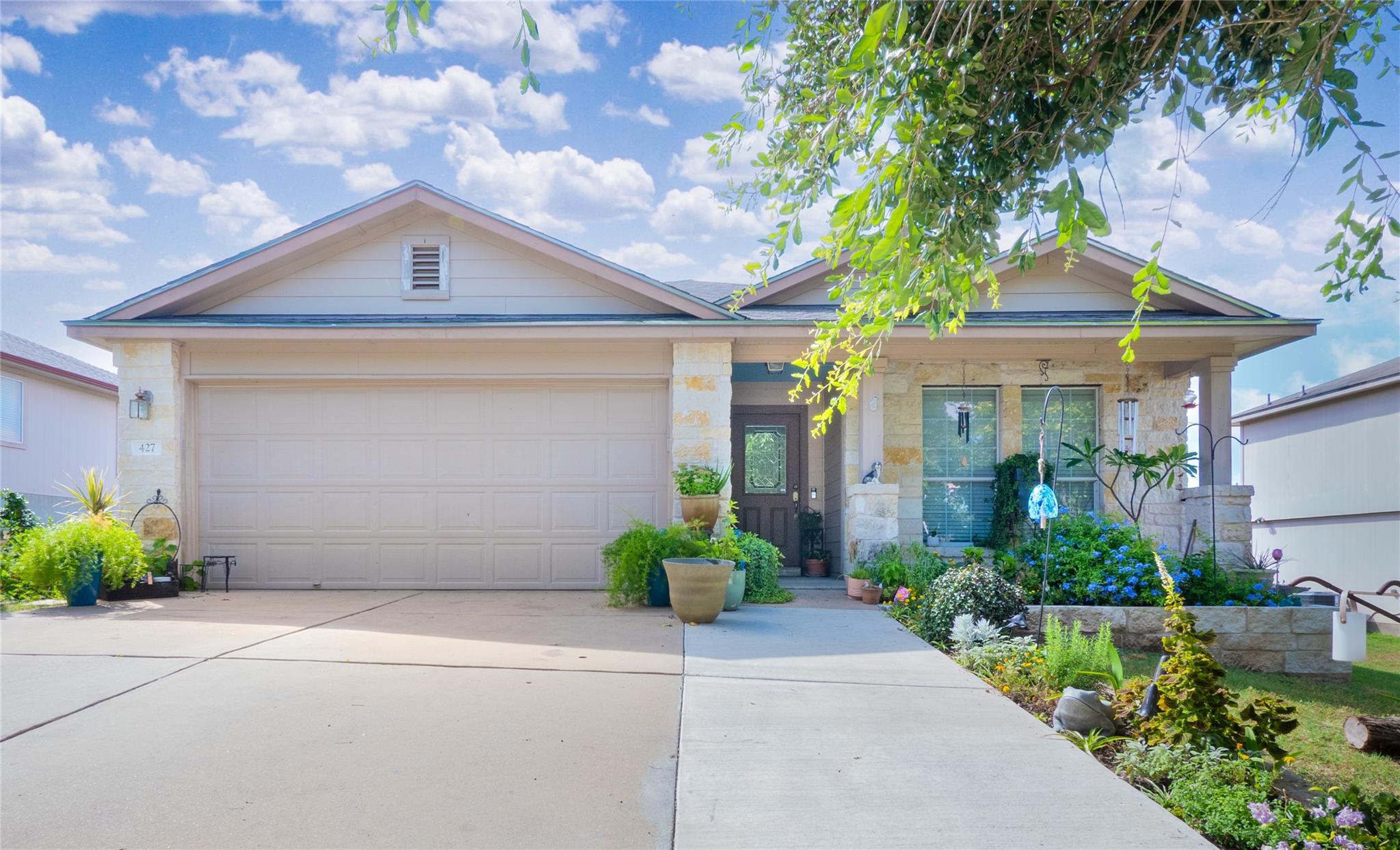 Listing photo 1 of 427  Buckingham Dr