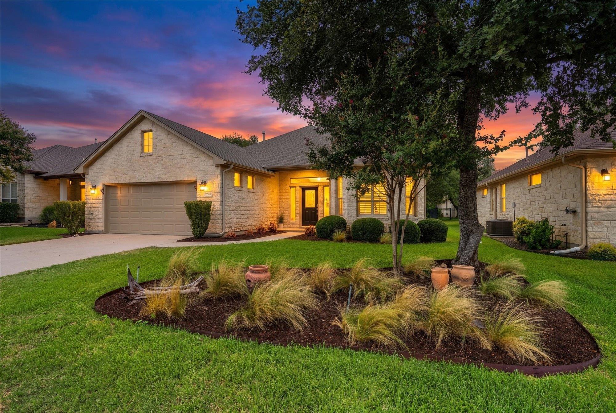 Listing photo 1 of 916  Heritage Oaks Bnd