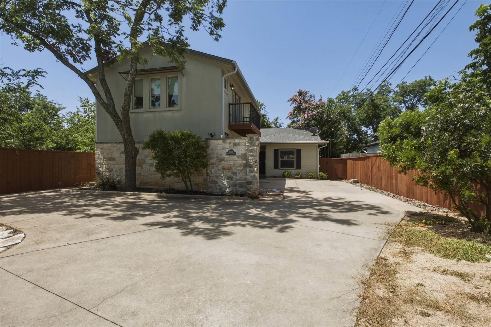 Listing photo 1 of 1315 W Anderson Ln  #B