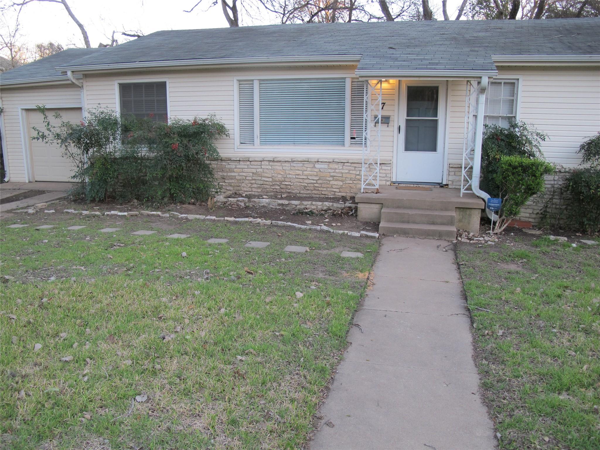 Listing photo 1 of 7  Scott Cres