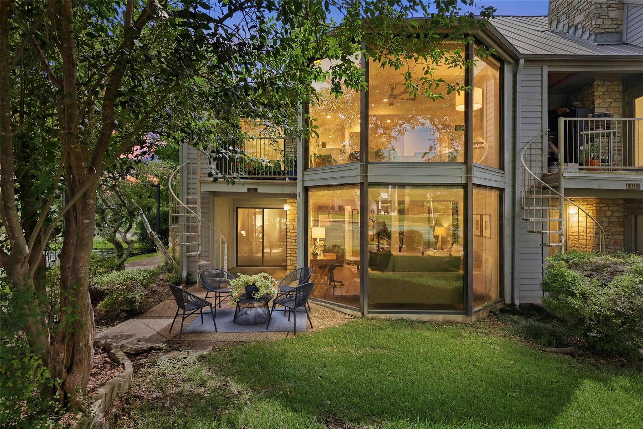 Listing photo 1 of 122  World Of Tennis Sq  #122