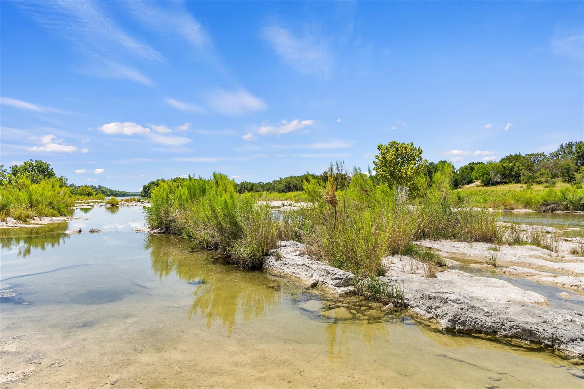 Clear waters flow through a verdant landscape und