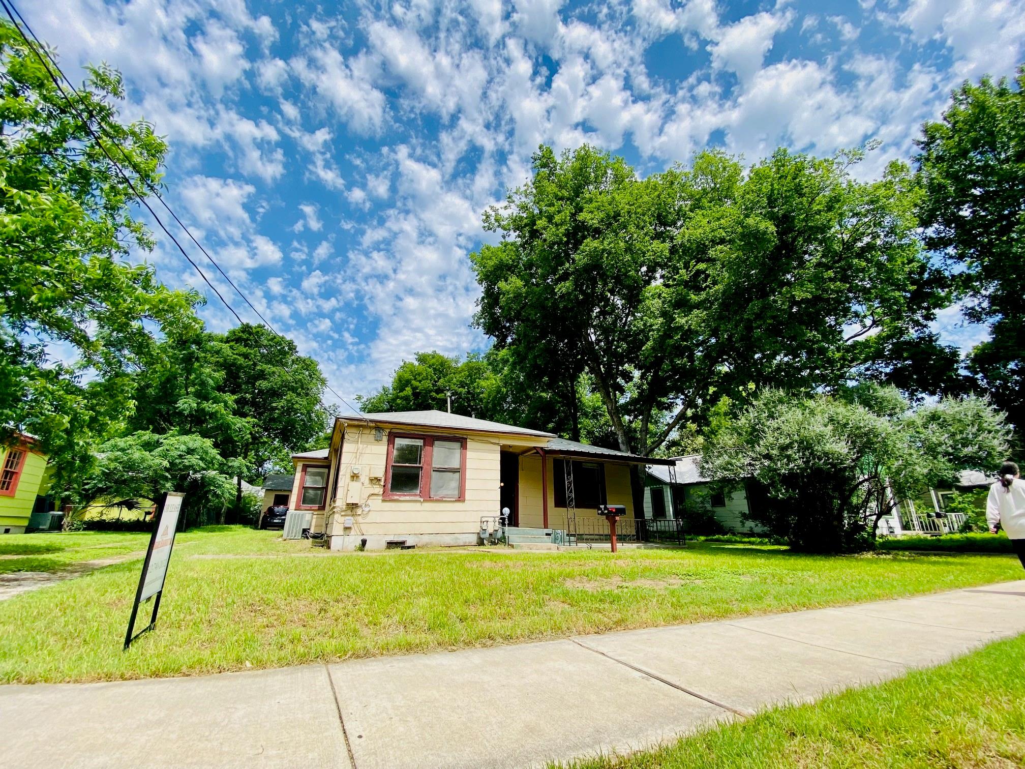Listing photo 1 of 4902  Caswell Ave  #A