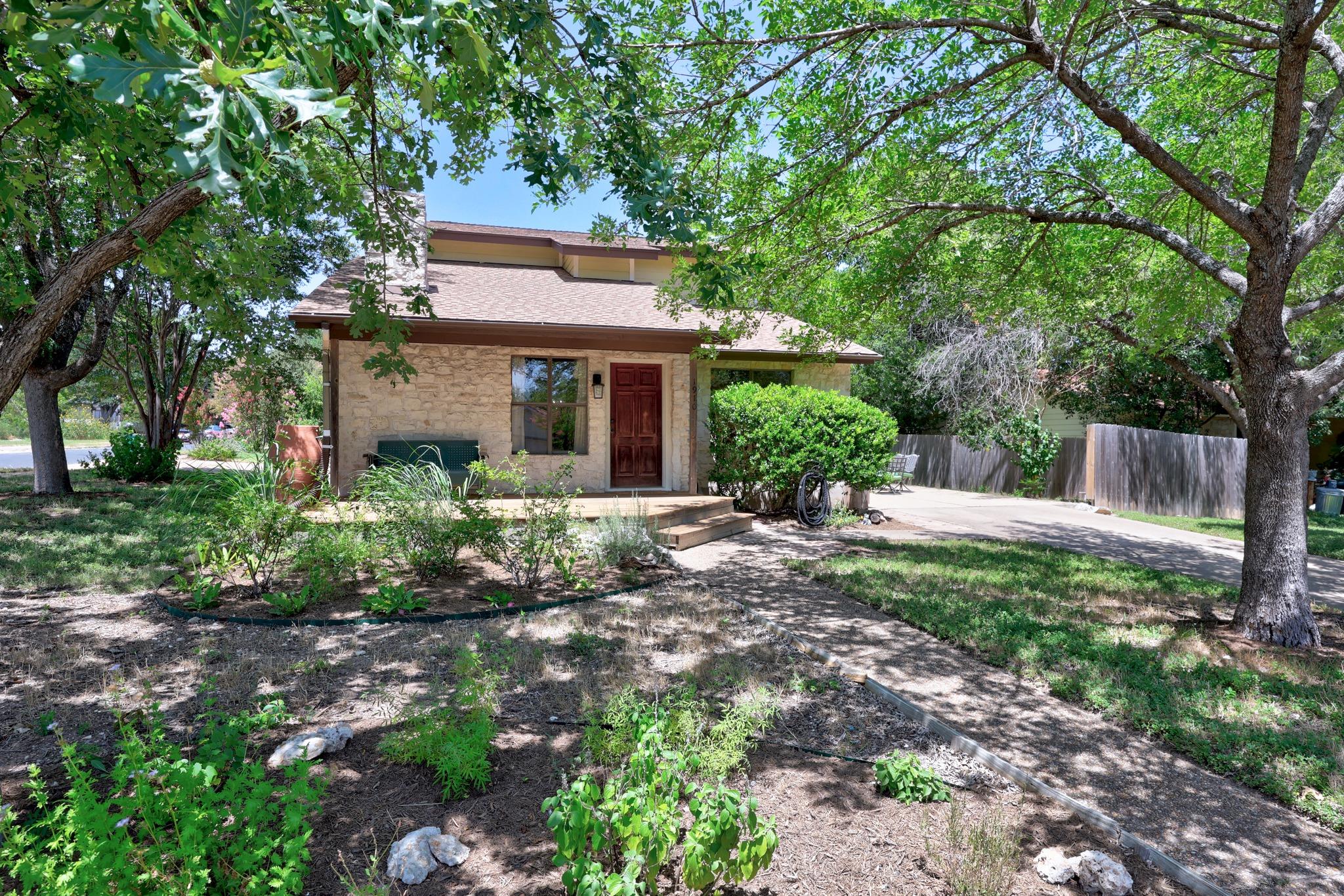 Listing photo 1 of 1910  Mirabeau St
