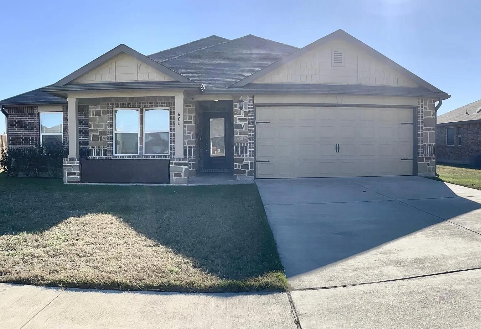 Listing photo 1 of 604 W Vega Ln