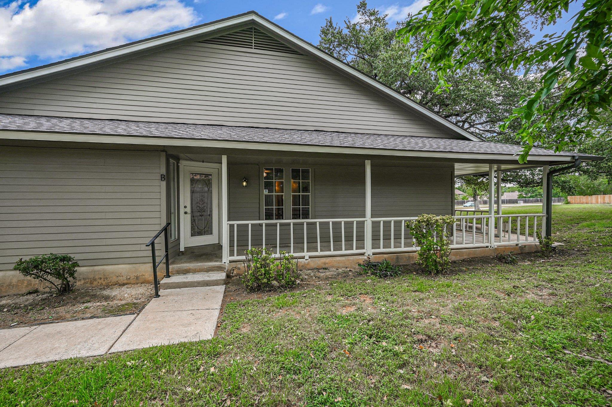 Listing photo 1 of 2605 W Stassney Ln  #B