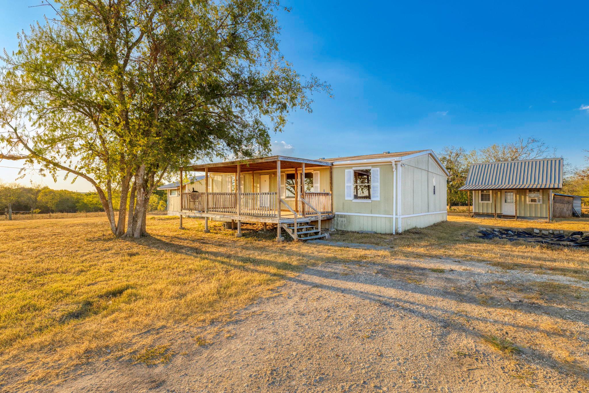 Listing photo 1 of 645  Old Luling Rd