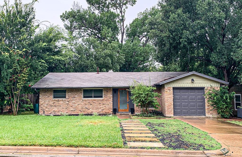 Listing photo 1 of 2704  Nottingham Ln