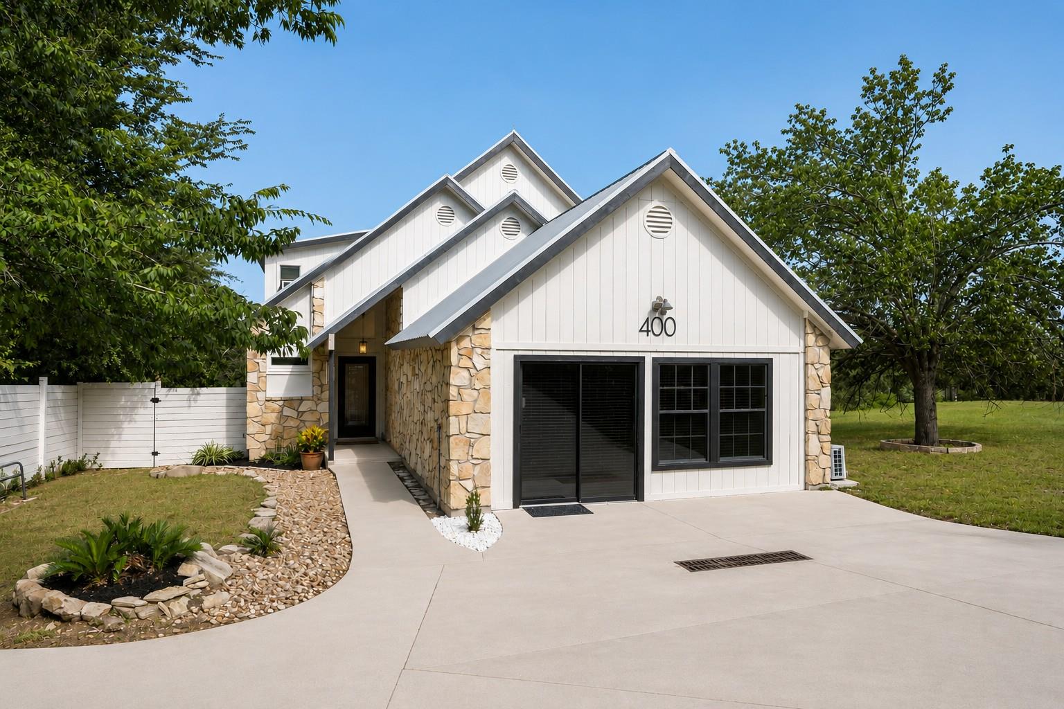 Listing photo 1 of 400 N Laurelwood Dr