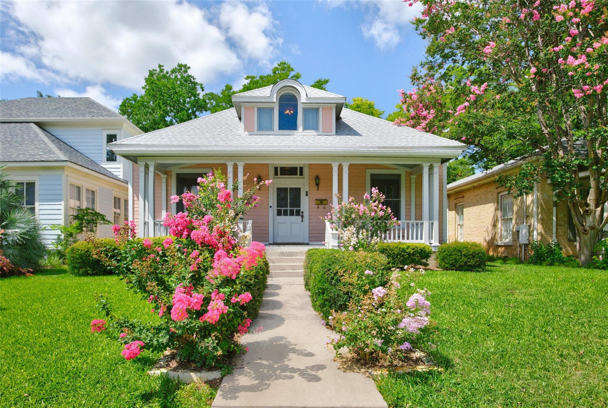 Listing photo 1 of 812 W 10th St