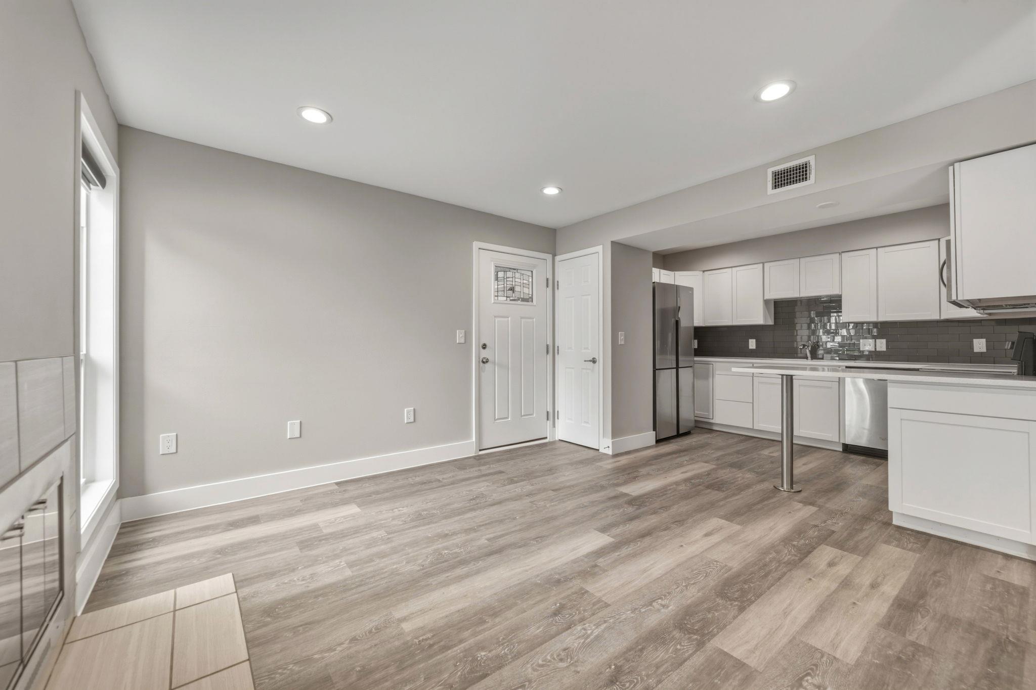 Listing photo 1 of 935  La Posada Dr  #144
