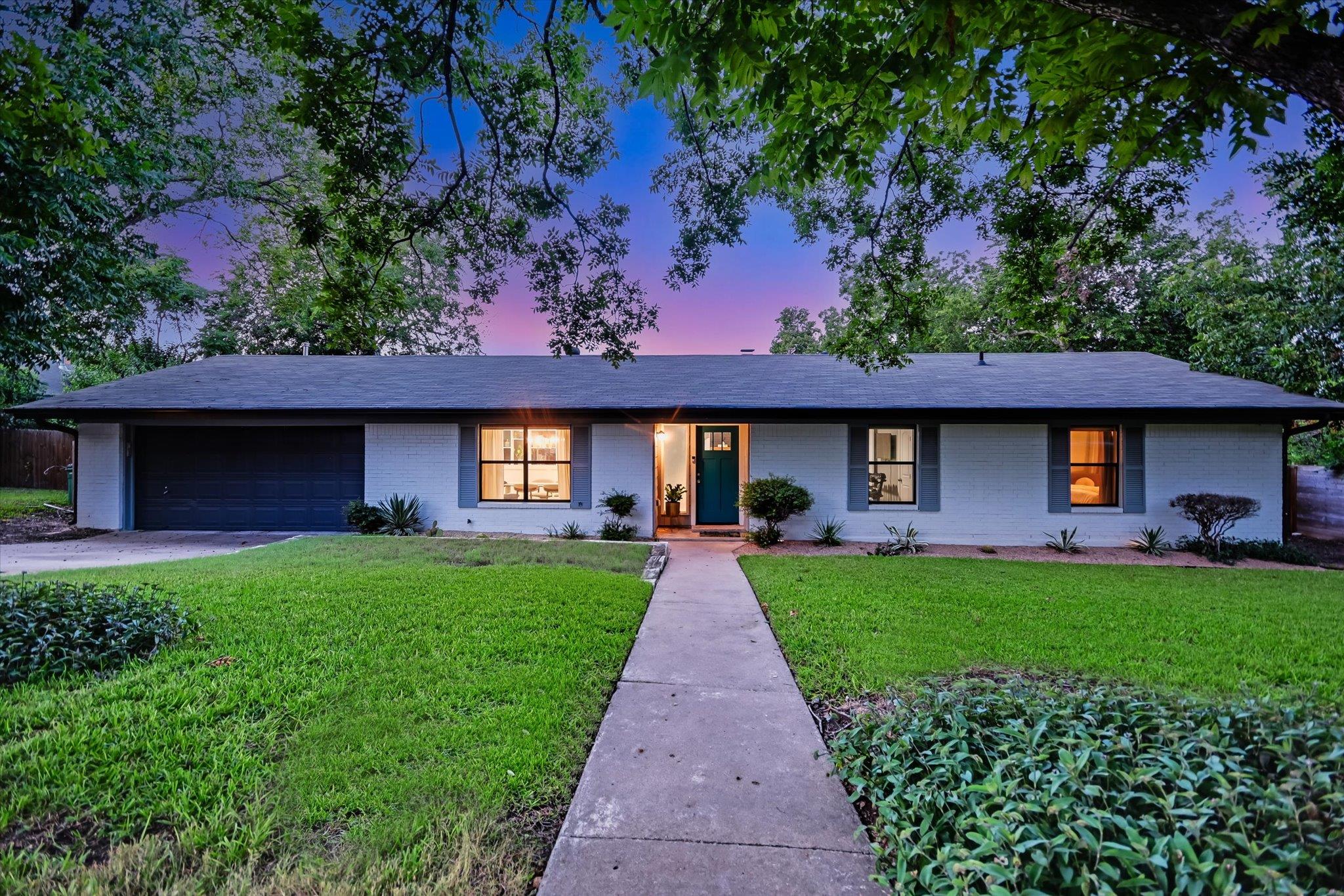 Listing photo 1 of 1006  Hollybluff St