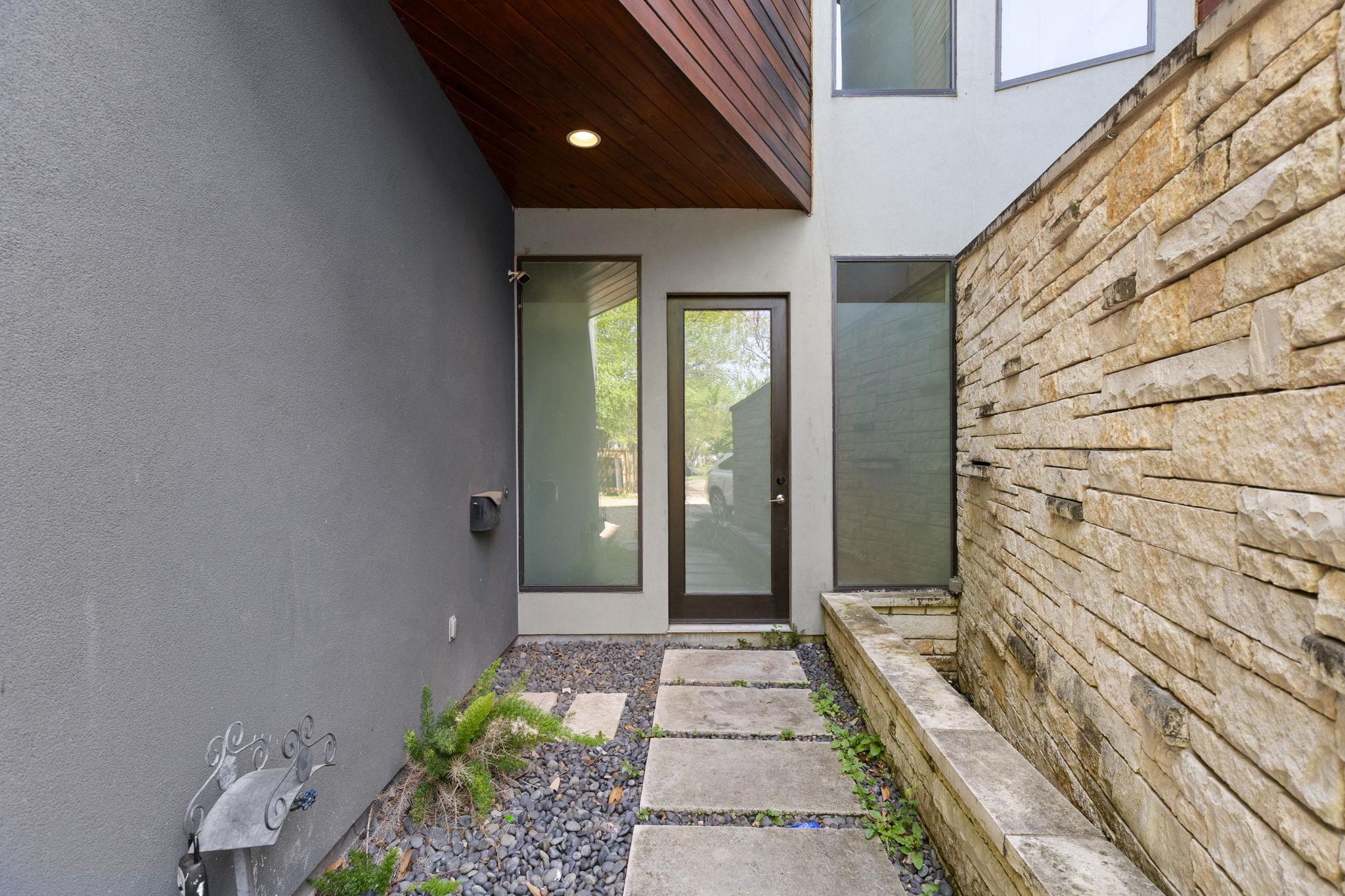 Listing photo 1 of 1907 W 30th St