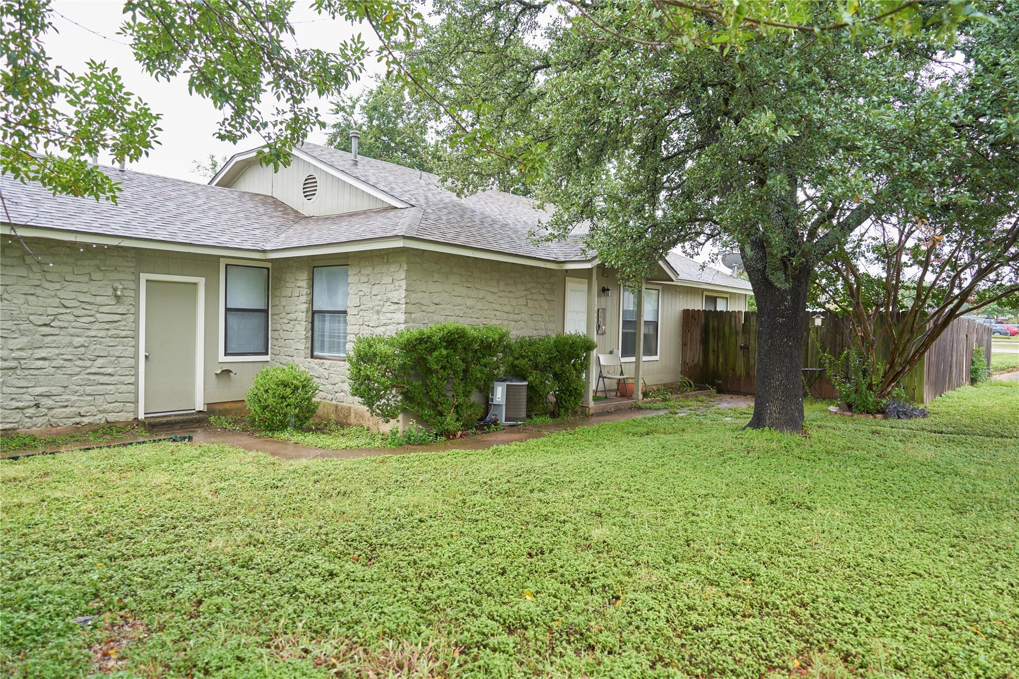 Foto de la propiedad en venta 1 de 16001  Stoneham Cir