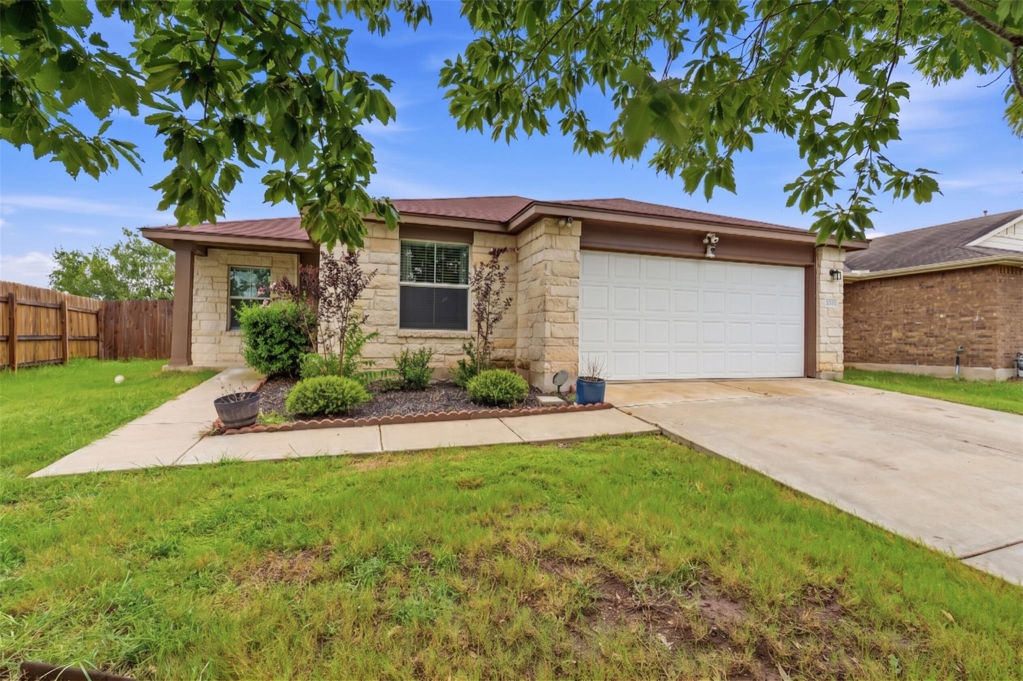 Listing photo 1 of 18512  Great Falls Dr